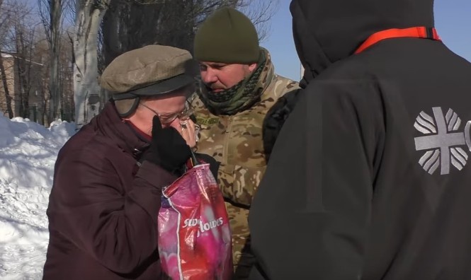 «Не сдавайте Авдеевку», — зі сльозами просить мешканка міста українських військових (відео)