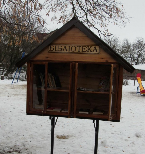У селі відкрили вуличну бібліотеку