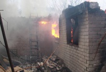 Пожежі після нічних обстрілів Авдіївки гасили військові та журналісти