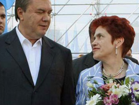 Янукович розвівся з офіційною дружиною