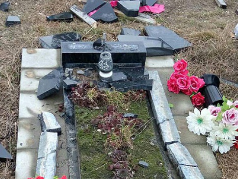 Волинянин їздив по кладовищах і розвалював надгробки