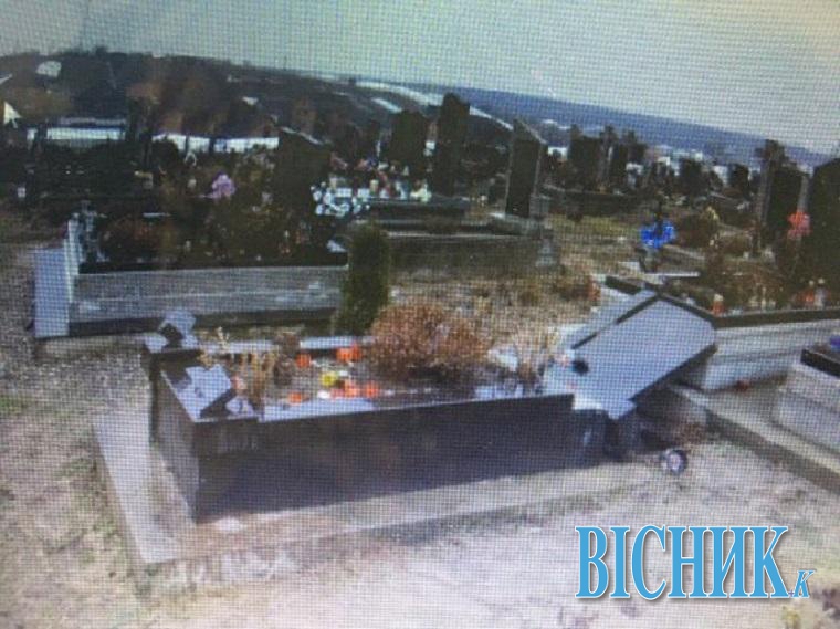Психічно хворий закарпатець розбив чотири пам’ятника на сільському кладовищі
