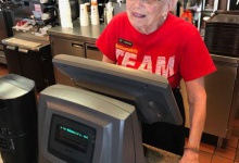 У США в Макдональдсі працює... 94-річна жінка