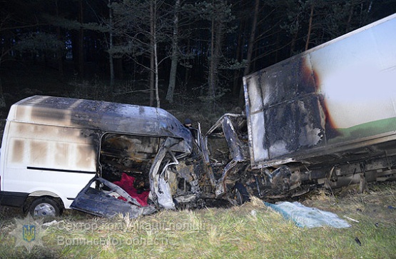 Моторошна аварія на Волині: батько і син згоріли у потрощеному авто