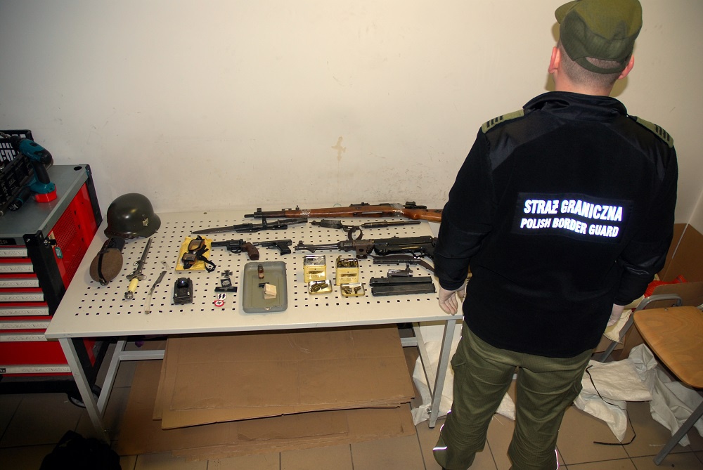 Автомат, рушницю, пістолети та патрони пропустили в «Устилузі», але затримали у Польщі