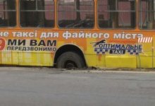 У Тернополі тролейбус провалився під землю