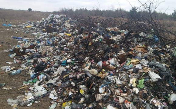 Бюджет Львова платить за вивіз машини сміття до 35 тисяч гривень, але перевізники економлять і висипають непотріб на Волині