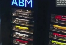 У Сінгапурі Bentley і Ferrari продають з... гігантського автомату