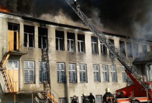 До Володимира-Волинського з’їхалися пожежні команди з кількох міст — ліквідовують пожежу на швейній фабриці