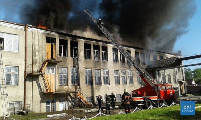 До Володимира-Волинського з’їхалися пожежні команди з кількох міст — ліквідовують пожежу на швейній фабриці