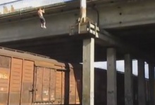 У Луцьку чоловік заради розваги стрибнув з моста на потяг
