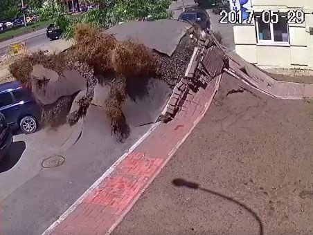 Опублікували відео прориву труби у Києві, який більше схожий на вибух