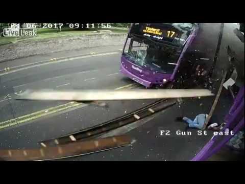 В Англії чоловіка збив автобус, а той підвівся і спокійно пішов у паб