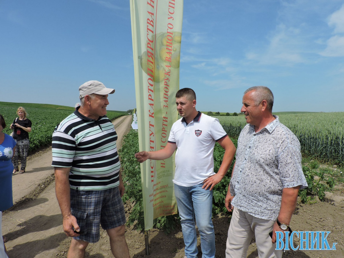 Василь та Анатолій АРШУЛІКИ (справа) та фермер Олег ГАЛАСУН