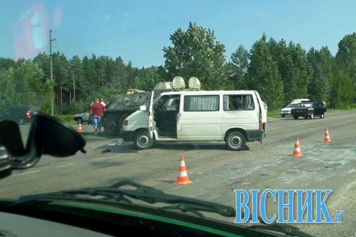 Рівненщині зіткнулися БТР і мікроавтобус