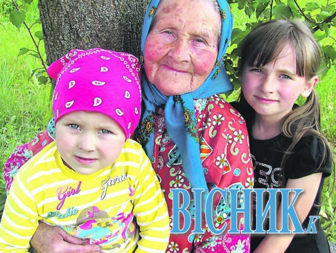 Заради миру 90-літня бабуся пройшла 20 кілометрів навколо села