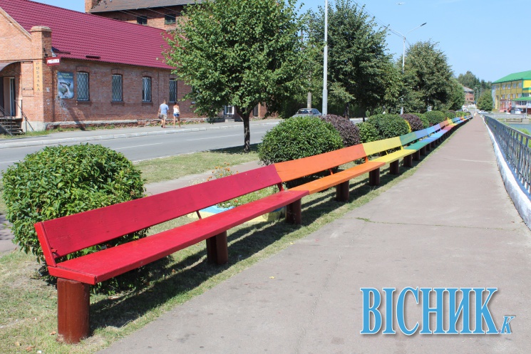 У Славуті розфарбували найдовшу лавку в Україні