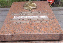 У Львові з надгробної плити Миколи Кузнєцова на Пагорбі Слави викрали металевий напис