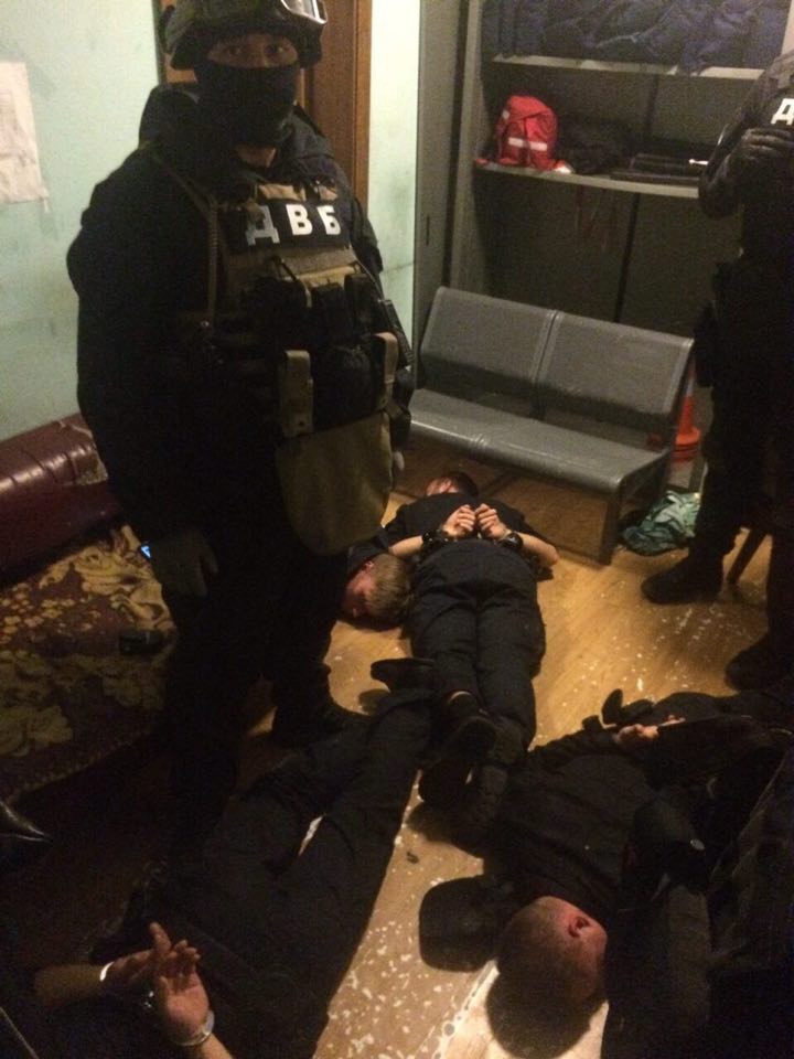 На головному залізничному вокзалі Києва діяла банда поліцейських-грабіжників