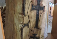 У дереві знайшли… 33 хрести, тепер вони зцілюють від недуг