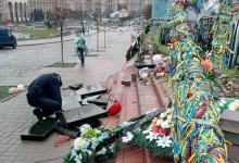 У Києві на Інститутській сплюндрували алею Героїв Небесної Сотні
