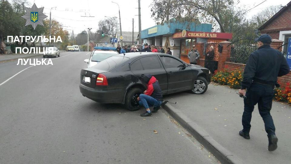 У Луцьку авто виїхало на тротуар поруч із зупинкою громадського транспорту