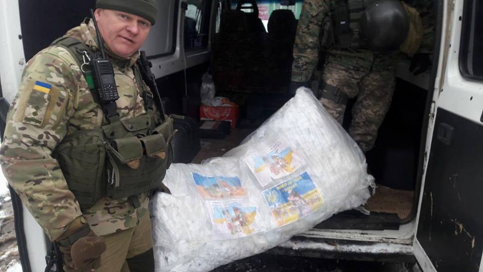 Українські військові привезли одяг, ліки та харчі у взяті під контроль населені пункти