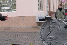 У Чернівцях відкрили пам'ятник корупції