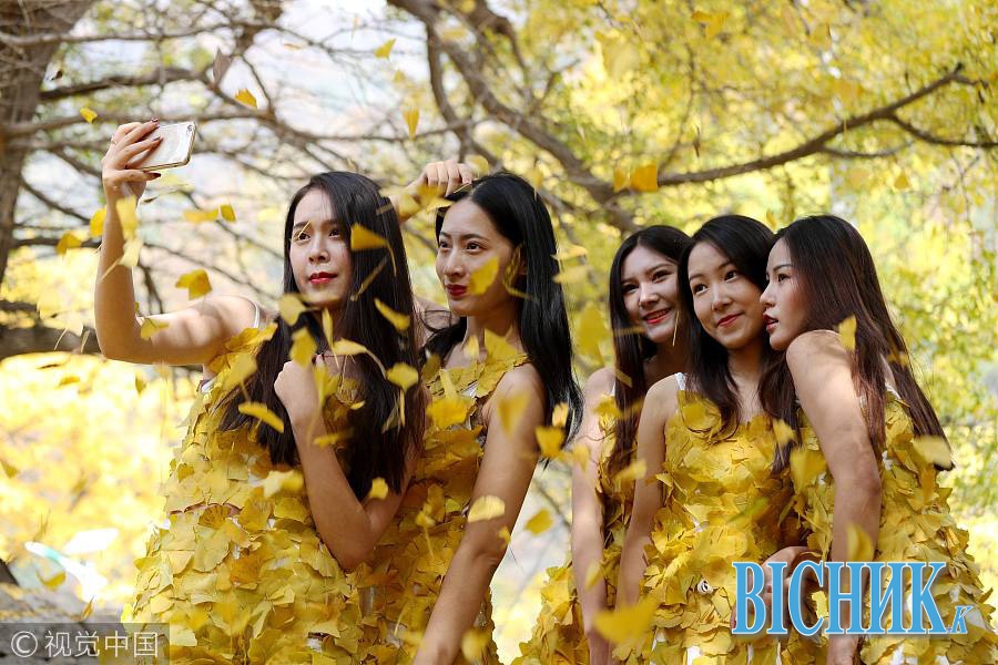 Китайці носять золотистий одяг, виготовлений з листя гінгко