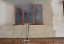 Чотири «швидкі», пожежні та кілька нарядів поліції: у Луцьку згорів притон безхатьків та п’яниць