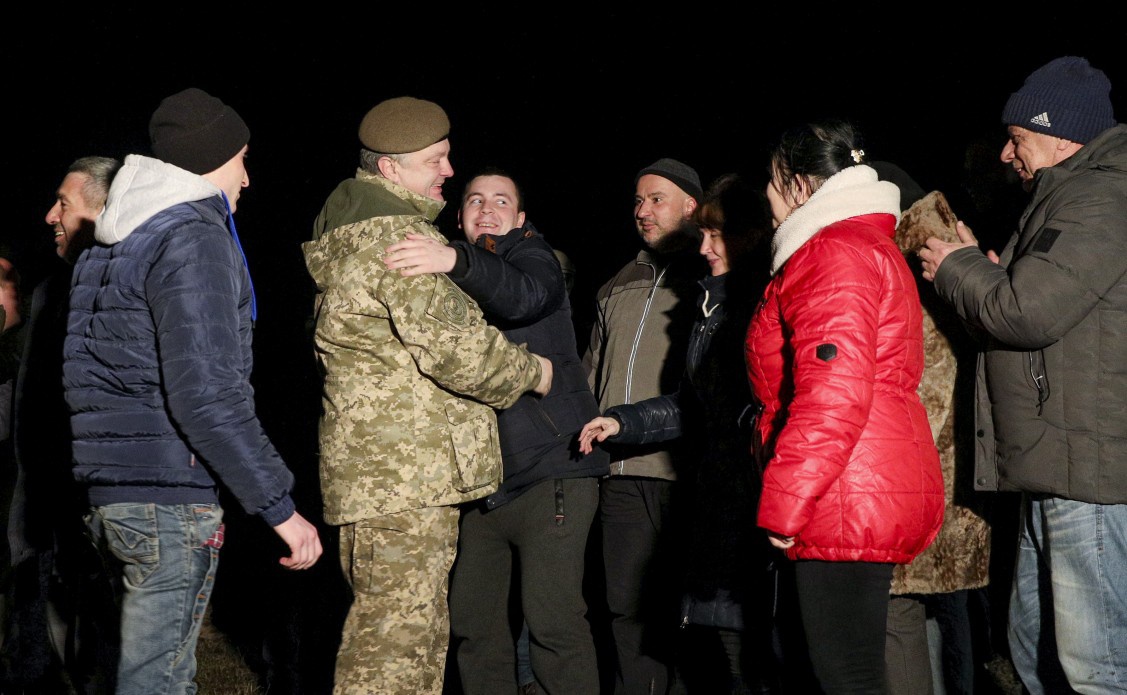 Україна звільнила 73 заручника з полону терористів на Донбасі