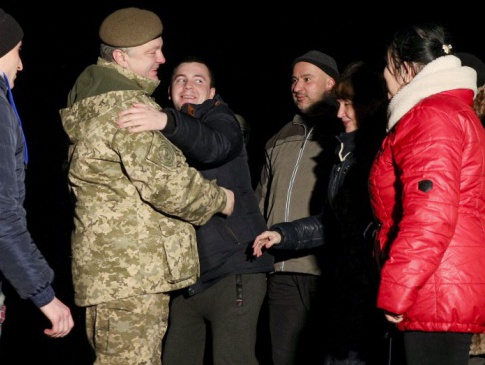 Україна звільнила 73 заручника з полону терористів на Донбасі
