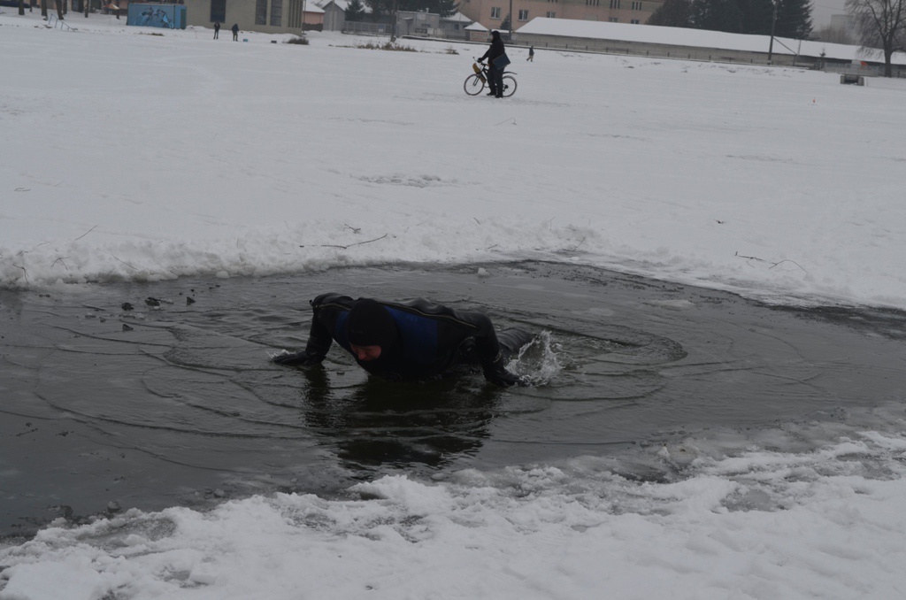 У Луцьку шукають хлопчика, який провалився під лід на Стиру