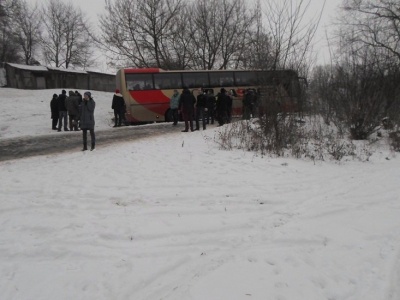 Зі снігової пастки діставали автобус