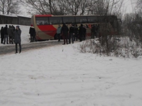 Зі снігової пастки діставали автобус
