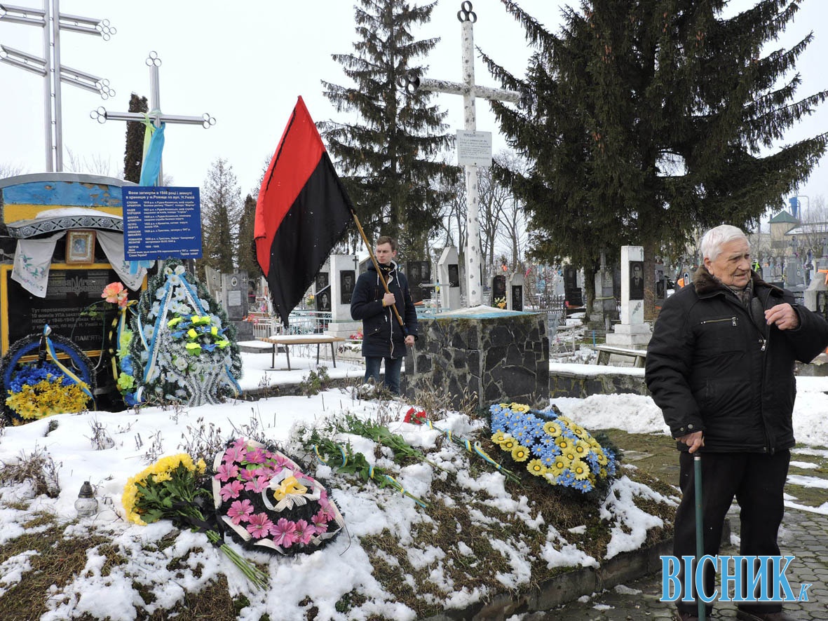 Повстанець Антон КОСТЮК ділиться спогадами на могилі вояків УПА
