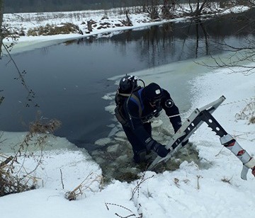 Волинські рятувальники продовжують шукати підлітка, який провалився під лід на річці