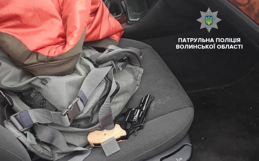 У Луцьку у водія, який втік з місця ДТП, знайшли зброю