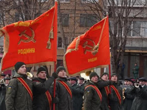 У МВС скандал через марш нацгвардійців із забороненною радянською символікою