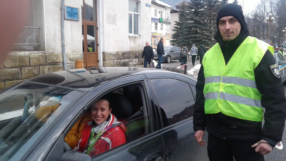 На Приварпатті правоохоронці зупиняли жінок-водіїв, щоб привітати зі святом