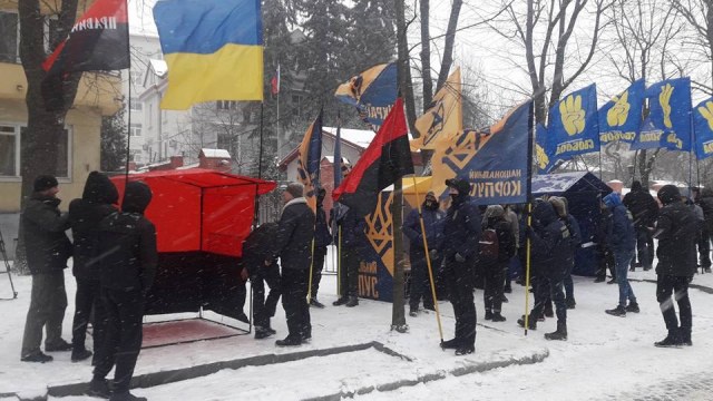 У Львові праворадикали блокують консульство Росії