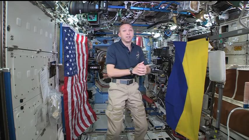 Американський астронавт розгорнув у космосі прапор України