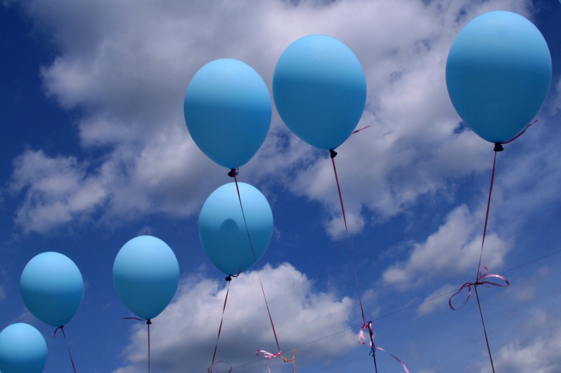 Флеш-моб із блакитними кульками у Львові