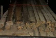 На Рівненщині поблизу кордону затримали вантажівку з деревиною