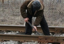 У Нововолинську чоловік розбирав залізничні колії