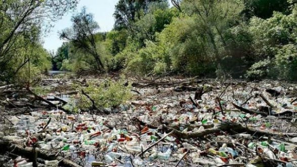 Українське сміття завалило словацьку річку