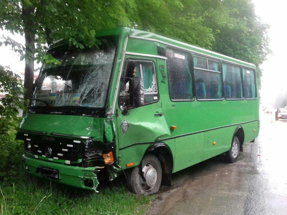 На Львівщині у ДТП потрапив пасажирський автобус. Є постраждалий