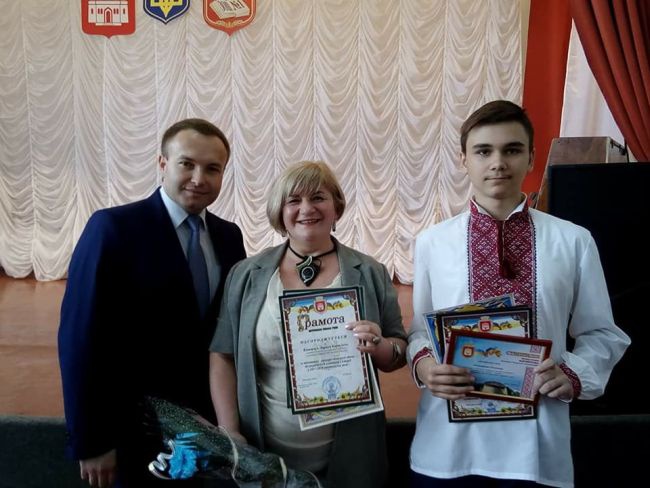 В Острозі депутат нагородив  талановитих учнів