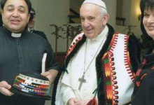 Як Папа Римський приміряв вбрання гуцулів