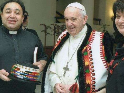Як Папа Римський приміряв вбрання гуцулів